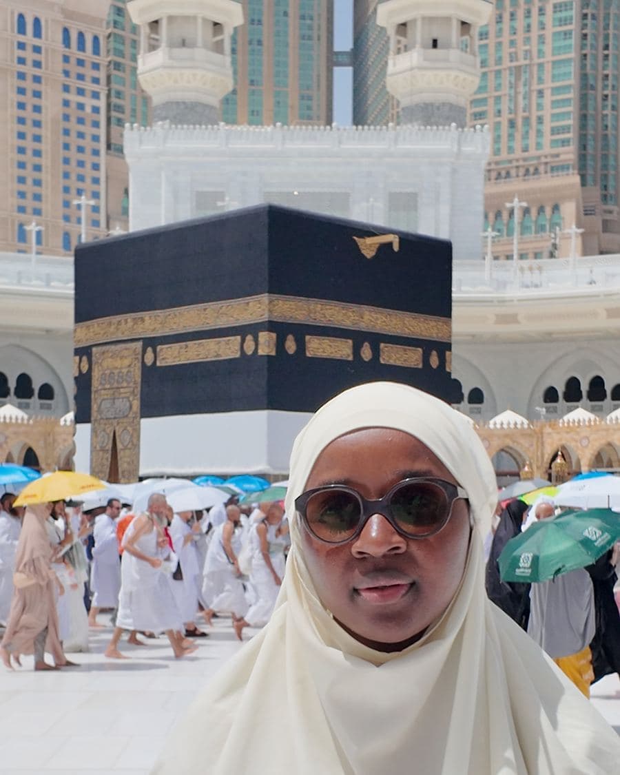 Khadietou Mounirou NDIAYE, PDG de MN Engineering, devant la Kaaba à La Mecque